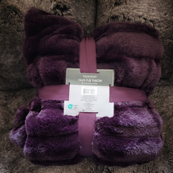 NEW! Berkshire Faux Fur Throw - 60in x 70in - Picture 7 of 7
